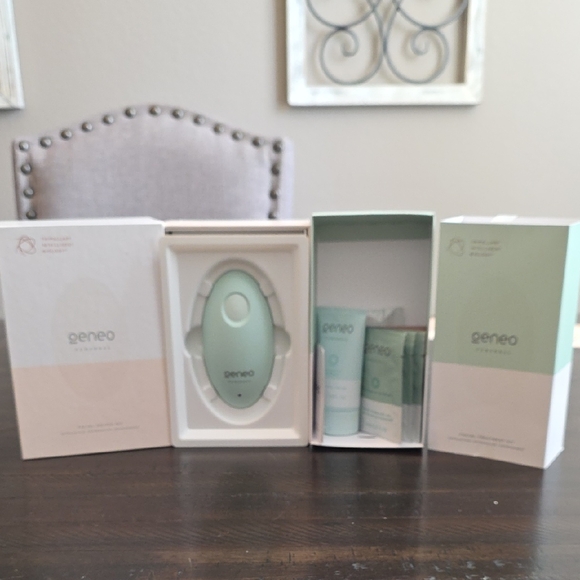 Other - TRIpollar Geneo Skincare Device - Mint Green